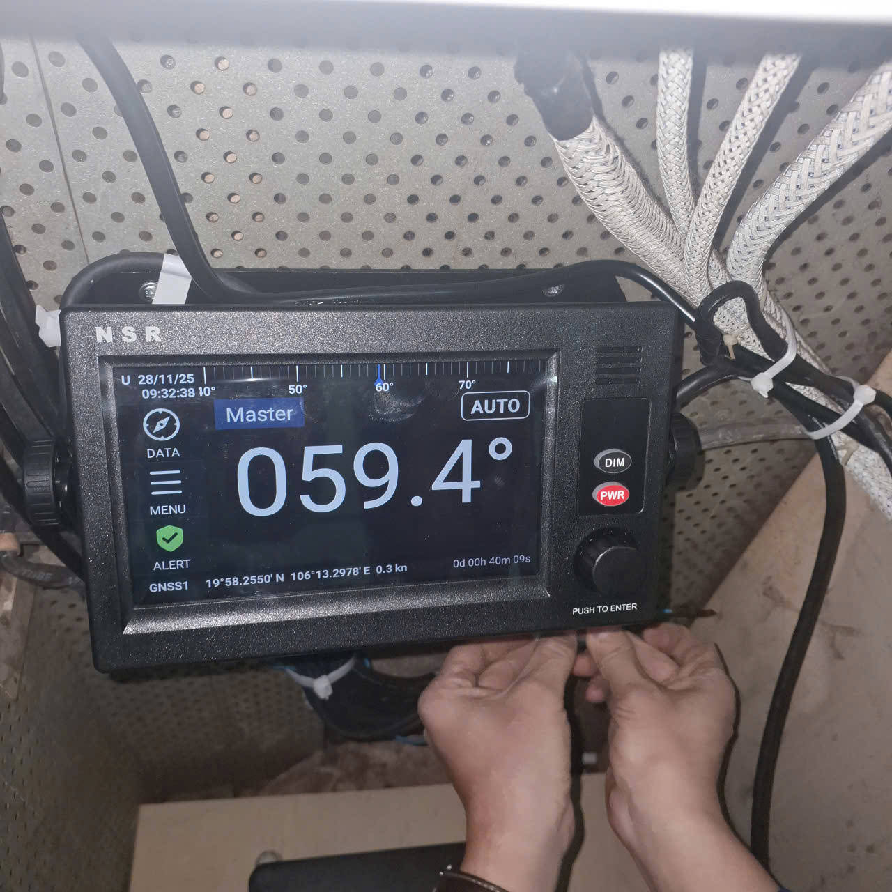 Lắp la bàn quang tại tàu Golden